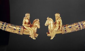 Anello al collo con punte a forma di cavalieri sciti
